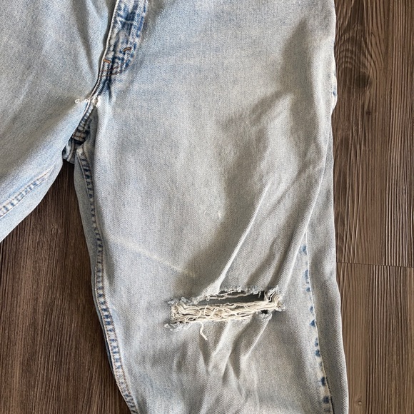 Vintage Levi jeans 31 light wash well worn waist 560 - Picture 4 of 5